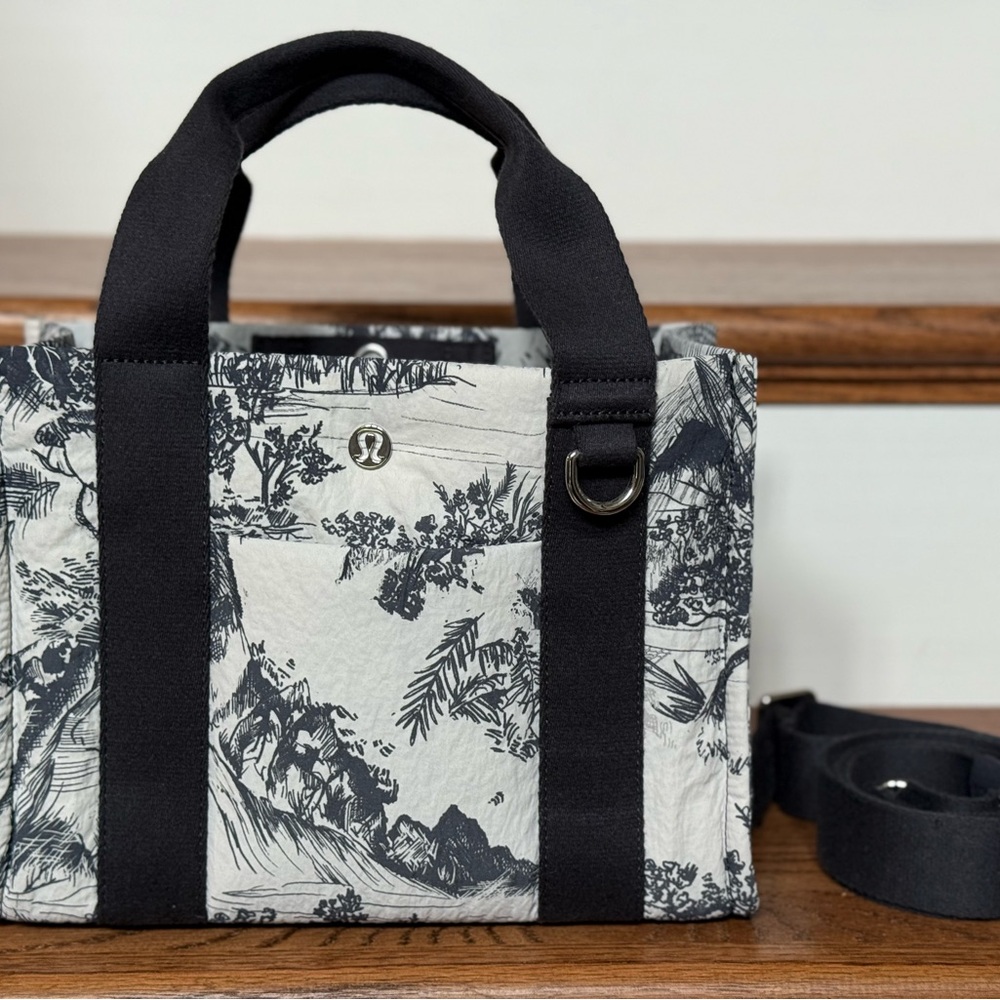 Lululemon Mini Boxy Tote 4.5L EUC Navy